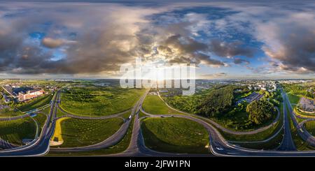 360 Grad Panorama Ansicht von Antenne voll sphärisch nahtlose hdr 360 Panorama über riesige Straßenkreuzung der Autobahn in Höhe von 100 Metern an susnset in equirectangular Projektion, V