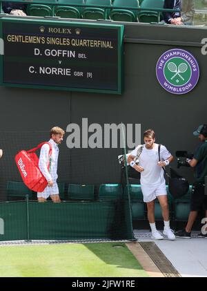 Wimbledon, Großbritannien, 05/07/2022, der Belgier David Goffin und der Brite Cameron Norrie vor dem Beginn ihres Tennisspiels im Finale 1/8 des Männer-Einzelturniers beim Wimbledon Grand Slam-Tennisturnier 2022 im All England Tennis Club, im Südwesten Londons, Großbritannien, am Dienstag, den 05. Juli 2022. BELGA FOTO BENOIT DOPPAGNE Stockfoto