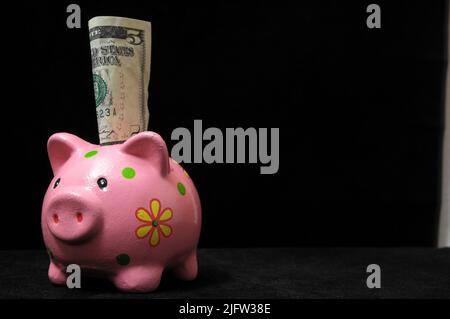 Sparen Sie Geld mit einem rosa Schwein Sparschwein Stockfoto