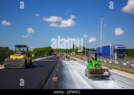 Die Abbildung zeigt einen Besuch der Bauarbeiten und die Einweihung des ersten Teils des renovierten Huccorgne-Viadukts in Wanze, Dienstag, 05. Juli 2022. Das Viadukt der Autobahn E42 zwischen Lüttich und Namur ist 547 Meter lang, 60 Meter hoch und 34 Meter groß, die Arbeiten werden zwei Jahre dauern. BELGA FOTO THOMAS MICHIELS Stockfoto