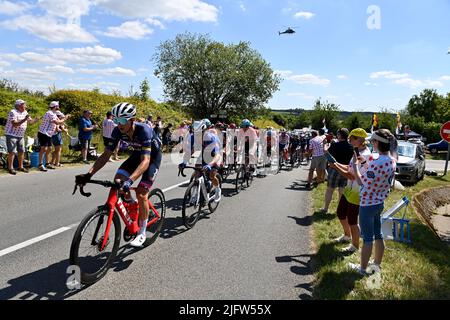 Tour de France: Etappe 4 Dunkirk nach Calais. 5.. Juli 2022. Calais, Frankreich. 5.. Juli 2022. Das Feld macht Fortschritte bei der Etappe 4 der Tour De France, Dunkerque bis Calais. Kredit: Pete Goding/Alamy Live Nachrichten Stockfoto