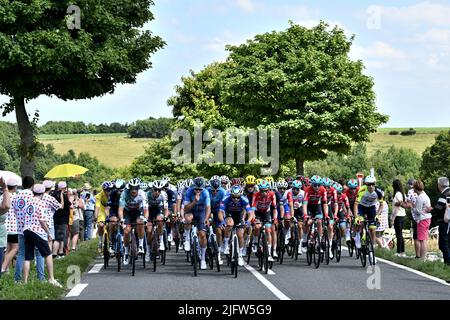 Tour de France: Etappe 4 Dunkirk nach Calais. 5.. Juli 2022. Calais, Frankreich. 5.. Juli 2022. Das Feld macht Fortschritte bei der Etappe 4 der Tour De France, Dunkerque bis Calais. Kredit: Pete Goding/Alamy Live Nachrichten Stockfoto