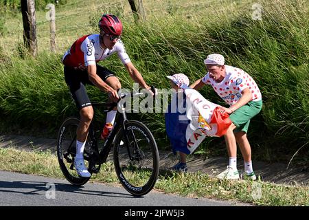 Tour de France: Etappe 4 Dunkirk nach Calais. 5.. Juli 2022. Calais, Frankreich. 5.. Juli 2022. Anthony Perez aus Frankreich und das Team Cofidis in Aktion während der Etappe 4 der Tour De France, Dunkerque nach Calais. Kredit: Pete Goding/Alamy Live Nachrichten Stockfoto