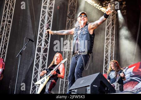 Oslo, Norwegen. 24., Juni 2022. Die deutsche Heavy Metal Band Accept gibt während des norwegischen Musikfestivals Tons of Rock 2022 in Oslo ein Live-Konzert. Hier ist Sänger Mark Tornillo live auf der Bühne zu sehen. (Foto: Gonzales Photo - Terje Dokken). Stockfoto