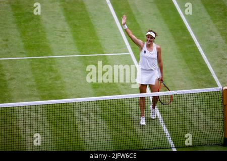 London, Großbritannien. 05.. Juli 2022. Tennis: Grand Slam, WTA Tour, Wimbledon, Singles, Frauen, Viertelfinale. Maria (Deutschland) - Niemeier (Deutschland). Tatjana Maria Prost. Quelle: Frank Molter/dpa/Alamy Live News Stockfoto