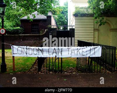 Vintage-Bild aufgenommen auf der Mall, am Tag nach den Terroranschlägen/Bombenanschlägen von London 7/7 vom 7.. Juli 2005. Trotziger Banner lautet: London kann es nehmen. Stockfoto