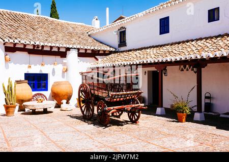 Innenhof. Venta del Quijote. Gasthäuser sind typische Gebäude von La Mancha, um ein zentrales Gebäude gebaut, mit Arkaden, Ställen, einer Taverne und Zimmern Stockfoto