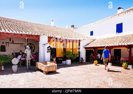 Innenhof. Venta del Quijote. Gasthäuser sind typische Gebäude von La Mancha, um ein zentrales Gebäude gebaut, mit Arkaden, Ställen, einer Taverne und Zimmern Stockfoto