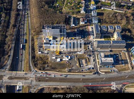 Luftaufnahme, Schnittpunkt Universitätsstraße und Autobahn A448 sowie Baustelle und Neubau eines Gebäudekomplexes in modularem c Stockfoto