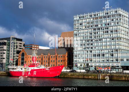 Das Schiff Planet Light dockte neben dem One Park West an, der vom Architekten César Pelli entworfen wurde. Liverpool, Merseyside, Lancashire, England, Vereinigtes Königreich Stockfoto