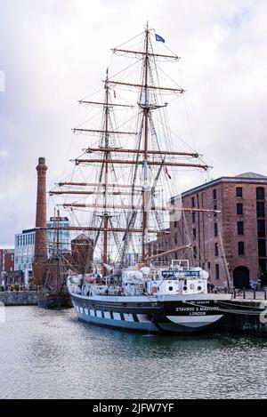 The Pumphouse, klassisches Pub, Tall Ship Youth Trust Stavros S Niarchos und Merseyside Maritime Museum. Liverpool, Merseyside, Lancashire, England, Vereinigt Euch Stockfoto