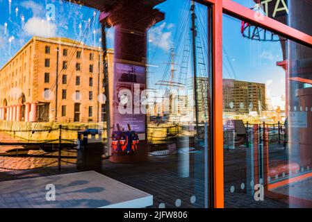 Die Royal Albert Docks spiegeln sich in den Eingangsfenstern der Tate Liverpool wider. Liverpool, Merseyside, Lancashire, England, Vereinigtes Königreich Stockfoto