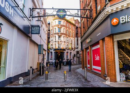 Button Street. Befindet sich in einer Gegend des Stadtzentrums, die heute als "The Cavern Quarter" bekannt ist.Liverpool, Merseyside, Lancashire, England, Vereinigtes Königreich Stockfoto