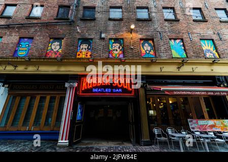 Die Mathew Street ist eine Straße in Liverpool, England, die als Standort des neuen Cavern Club bekannt ist, in dem die Beatles im ursprünglichen Club auf num gespielt haben Stockfoto