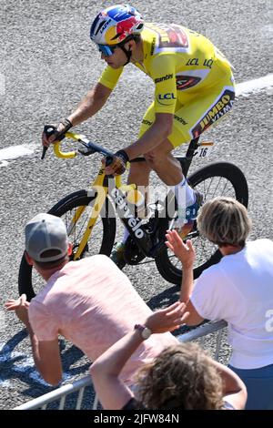 Calais, Frankreich,05. Juli 2022. Fans, die am Dienstag, dem 05. Juli 2022, beim Start der vierten Etappe des Radrennens der Tour de France, einem 171,5-km-Rennen von Dunkerque nach Calais, Frankreich, zu sehen waren. Die diesjährige Tour de France findet vom 01. Bis 24. Juli 2022 statt. BELGA FOTO DAVID STOCKMAN - UK OUT Stockfoto