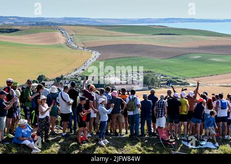 Calais, Frankreich,05. Juli 2022. Fans, die am Dienstag, dem 05. Juli 2022, beim Start der vierten Etappe des Radrennens der Tour de France, einem 171,5-km-Rennen von Dunkerque nach Calais, Frankreich, zu sehen waren. Die diesjährige Tour de France findet vom 01. Bis 24. Juli 2022 statt. BELGA FOTO DAVID STOCKMAN - UK OUT Stockfoto