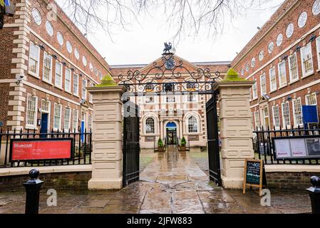 Das Bluecoat Chambers in School Lane wurde 1716–17 als Wohltätigkeitsschule erbaut und ist das älteste erhaltene Gebäude im Zentrum von Liverpool, England, und das älteste Stockfoto