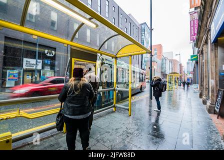 Traditioneller Britischer Regen. Liverpool, Merseyside, Lancashire, England, Vereinigtes Königreich Stockfoto