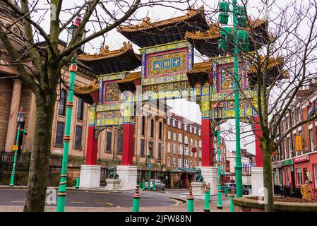 Chinatown Gate, Nelson Street. Chinatown ist ein Gebiet von Liverpool, das eine ethnische Enklave ist, in der die älteste chinesische Gemeinschaft in Europa beheimatet ist. Liverpool, Stockfoto