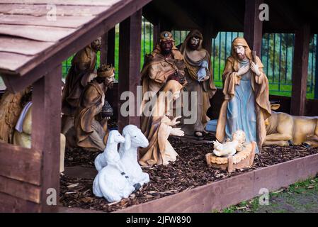 Neben der Liverpool Cathedral, die auf dem St. James's Mount erbaut wurde, wurde eine Krippe installiert. Liverpool, Merseyside, Lancashire, England, Vereinigtes Königreich Stockfoto