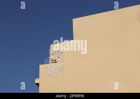 Außenwand, die die Reparatur eines unbesetzten Neubaus, Gozo, wiedergibt Stockfoto