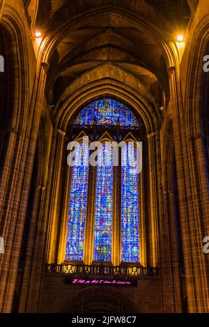 Das Westfenster der Kathedrale von Carl Johannes Edwards.das oberste Fenster ist das Benediktinfenster. Auf dem pinken Neonschild von Tracey Emin steht: „Ich fühlte mich wie du Stockfoto