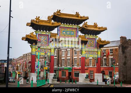 Chinatown Gate, Nelson Street. Chinatown ist ein Gebiet von Liverpool, das eine ethnische Enklave ist, in der die älteste chinesische Gemeinschaft in Europa beheimatet ist. Liverpool,