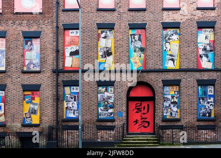 Gebäudefassade in Chinatown mit Gemeinschaftsfotos im Fenster, Duke Street. Chinatown ist ein Gebiet von Liverpool, das eine ethnische Enklave ist, in der es sich befindet
