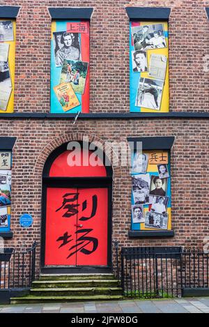 Gebäudefassade in Chinatown mit Gemeinschaftsfotos im Fenster, Duke Street. Chinatown ist ein Gebiet von Liverpool, das eine ethnische Enklave ist, in der es sich befindet