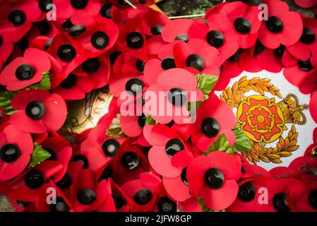 Rote Mohnkränze in Exchange Flags, Liverpool, Merseyside, Lancashire, England, Vereinigtes Königreich Stockfoto