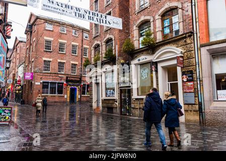 Die Mathew Street ist eine Straße in Liverpool, England, die als Standort des neuen Cavern Club bekannt ist, in dem die Beatles im ursprünglichen Club auf num gespielt haben Stockfoto