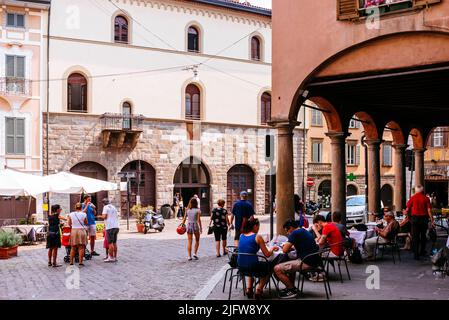 Terrasse auf der ruhigen Piazza Mercato delle Scarpe, Oberstadt, Città alta. Bergamo, Lombardei, Italien, Europa Stockfoto