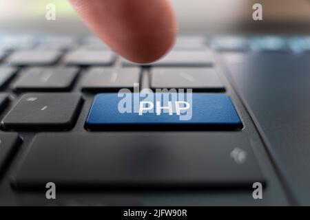 PHP-Logo auf pc-Tastatur. Code PHP Programmierung schreiben. Website-Entwicklung. Erstellen von Web-Projekten in der Sprache Hypertext Preprocesor. Fingerdrücken t Stockfoto