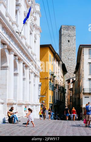 Piazza Vecchia, die Angelo Mai Civic Library von Bergamo (L), Via Gombito und Gombito Tower (R). Der Gombito-Turm wurde 1200 als Symbol der Macht A erbaut Stockfoto