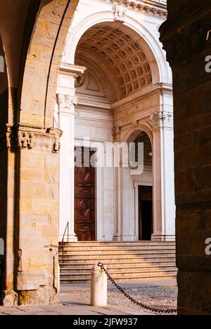 Von den Bögen des Palazzo della Ragione aus gesehen. Hauptfassade der Kathedrale von Bergamo, die dem Heiligen Alexander von Bergamo gewidmet ist. Duomo di Bergamo. Bergam Stockfoto