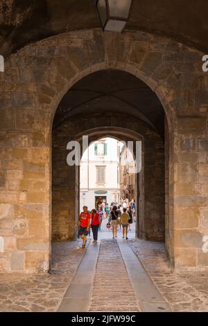 Durchgang unter dem torre della Campanella, oder Turm der Zitadelle, der die Piazza Mascheroni mit der Piazza della Cittadella verbindet. Bergamo, Lom Stockfoto