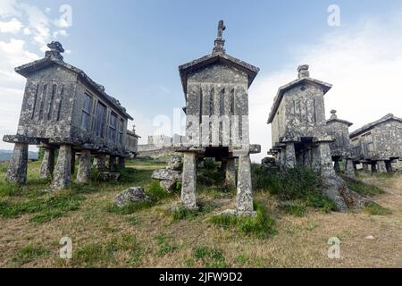 Alte Steinspeicher und mittelalterliche Burg, Lindoso, nördlich von Portugal. Stockfoto