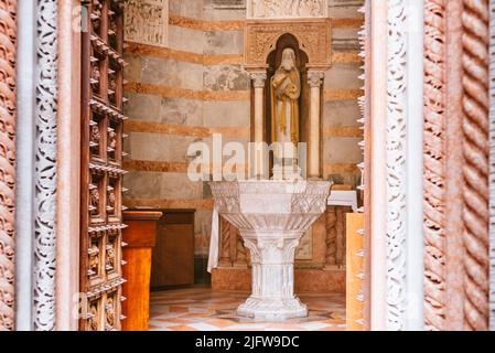 Details. Das Taufbecken von Bergamo ist das für den Taufritus vorgesehene Gebäude, das sich an der Piazza del Duomo vor der Basilika Sant'Alessa befindet Stockfoto