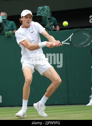 London, Großbritannien. 05.. Juli 2022. Der Italiener Jannik SINNER in seinem Viertelfinale gegen den Serben Novak Djokovic am 9. Tag der Wimbledon-Meisterschaften 2022 in London am Dienstag, den 05. Juli 2022. Foto von Hugo Philpott/UPI Credit: UPI/Alamy Live News Stockfoto