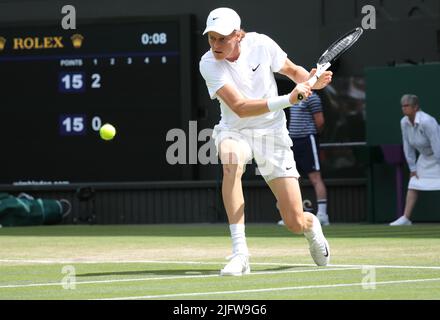 London, Großbritannien. 05.. Juli 2022. Der Italiener Jannik SINNER in seinem Viertelfinale gegen den Serben Novak Djokovic am 9. Tag der Wimbledon-Meisterschaften 2022 in London am Dienstag, den 05. Juli 2022. Foto von Hugo Philpott/UPI Credit: UPI/Alamy Live News Stockfoto