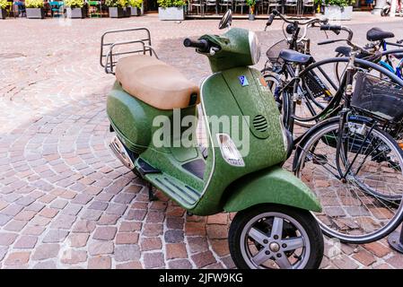 Maßgeschneiderte Vespa Roller auf der Straße geparkt. Bergamo, Lombardei, Italien, Europa Stockfoto