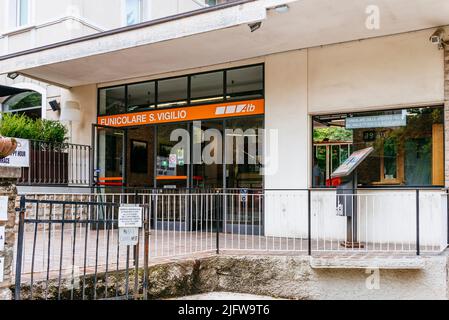 Bahnhof in der Oberstadt. Die Standseilbahn Bergamo - San Vigilio, Funicolare di Bergamo-San Vigilio, ist eine Standseilbahn, die Bergamo's Uppe verbindet Stockfoto