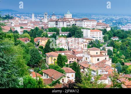 Die Skyline der alten befestigten Oberstadt. Città alta, Oberstadt, eine mittelalterliche Stadt auf einem Hügel, umgeben von Verteidigungsmauern aus dem 16.. Jahrhundert. Bergamo, Lom Stockfoto