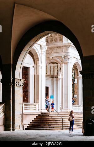 Von den Bögen des Palazzo della Ragione aus gesehen. Hauptfassade der Kathedrale von Bergamo, die dem Heiligen Alexander von Bergamo gewidmet ist. Duomo di Bergamo. Bergam Stockfoto