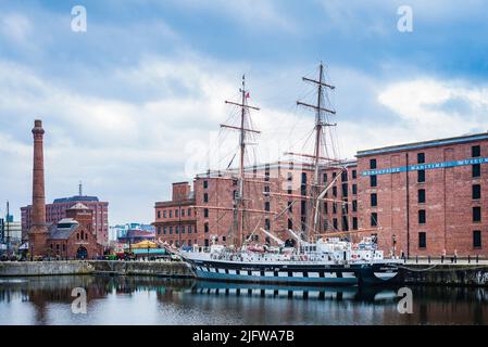 The Pumphouse, klassisches Pub, Tall Ship Youth Trust Stavros S Niarchos und Merseyside Maritime Museum. Liverpool, Merseyside, Lancashire, England, Vereinigt Euch Stockfoto