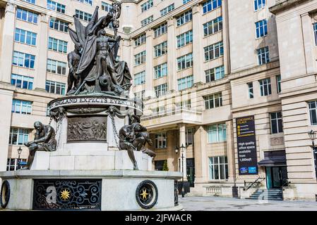 Das Nelson Monument ist ein Denkmal für Admiral Horatio Nelson, in Exchange Flags, Liverpool, England. Es wurde von Matthew Cotes Wyatt und Sculpte entworfen Stockfoto