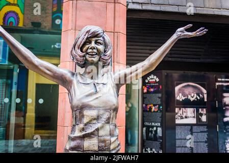 Statue der Cilla Black vor dem Eingang des ursprünglichen Cavern Club. Priscilla Maria Veronica White, besser bekannt als Cilla Black, war eine englische Sängerin, t Stockfoto