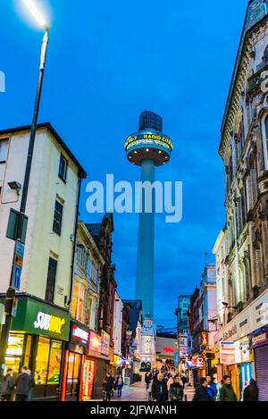 Liverpool Street mit Hervorhebung des Radio City Tower. Der Radio City Tower, auch bekannt als St. John's Beacon, ist ein Funk- und Beobachtungsturm in Liverpool, Engl Stockfoto