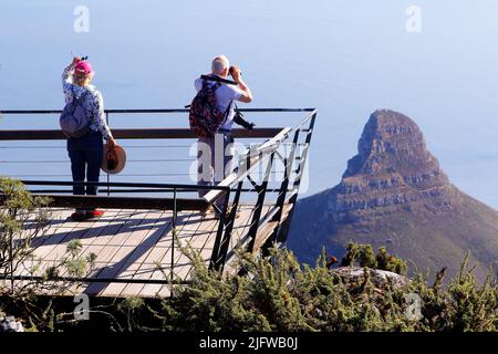 Dies ist eine der freitragenden Aussichtsplatten auf dem Gipfel des Tafelbergs in Kapstadt. Stockfoto