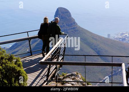 Dies ist eine der freitragenden Aussichtsplatten auf dem Gipfel des Tafelbergs in Kapstadt. Stockfoto
